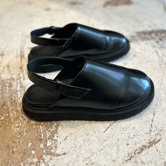 Uniqlo Black Women's Slippers - Picture 2 of 7